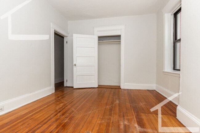Foto del edificio - 9/1 No Fee! Split style 3BR on Comm Ave, Green Line