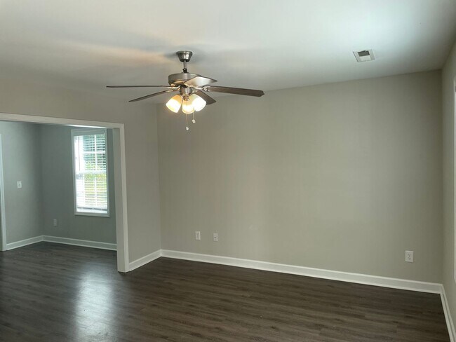 Building Photo - Newer townhouse in hot Kannapolis!
