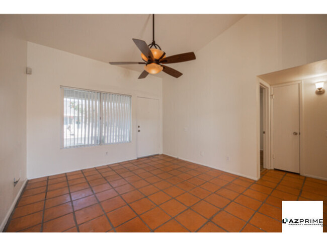 Building Photo - Step into this Stylish 2/1 Phoenix Townhouse