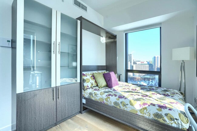 Building Photo - 1055 Rue de la Montagne