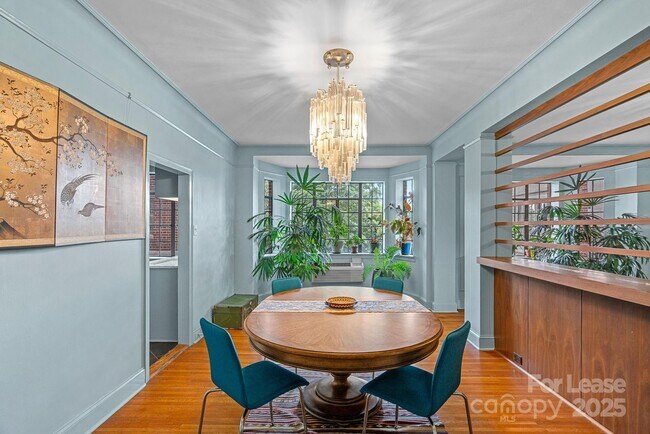 Foto del edificio - 301 W 10th St