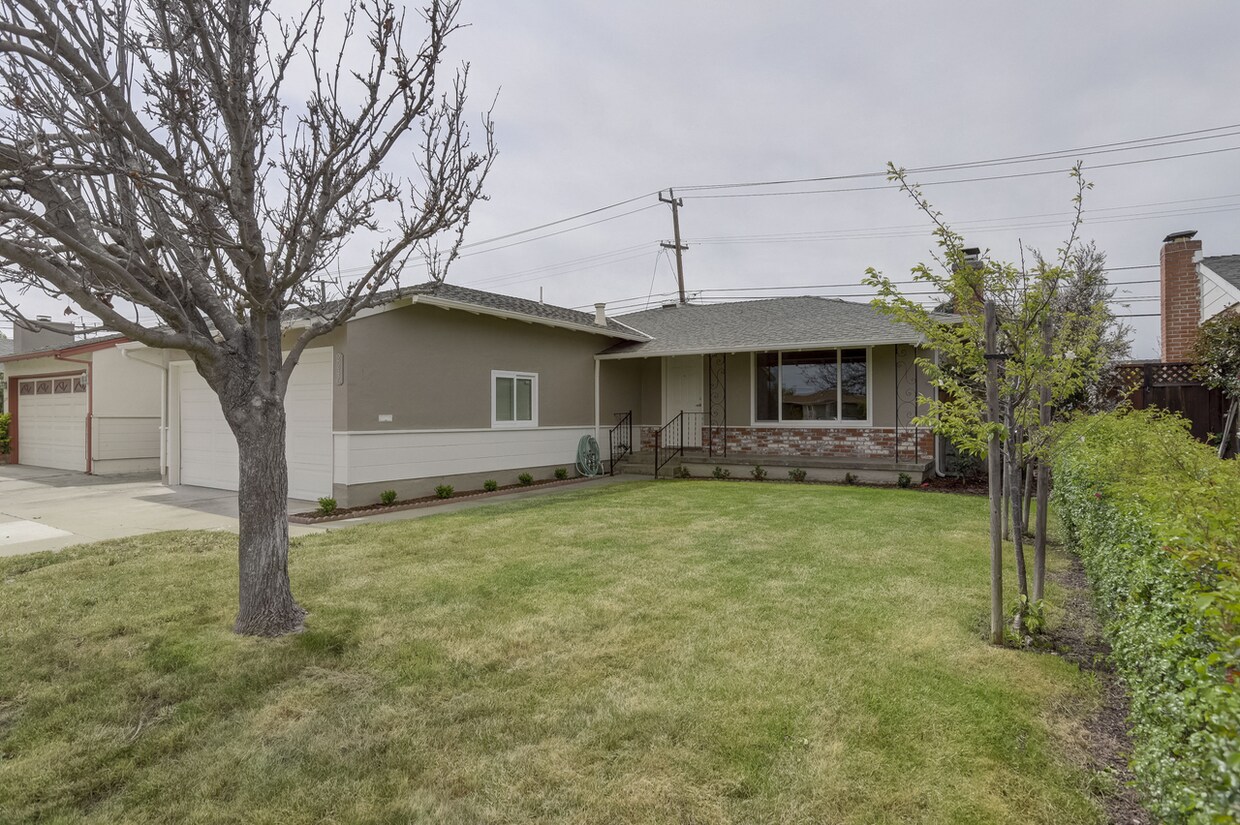 Foto principal - 3 Bed/ 2 bath San Mateo home with private ...