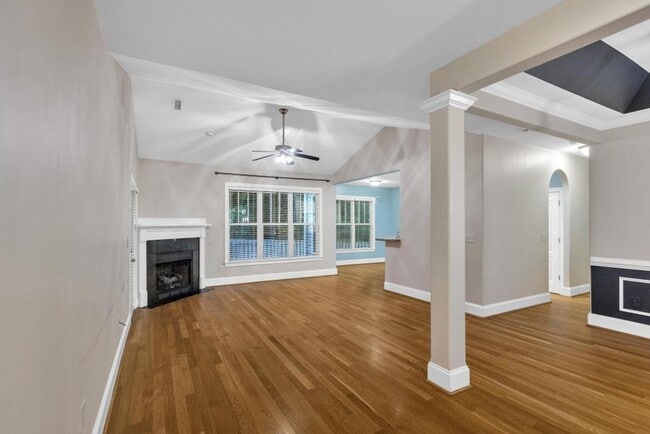 Building Photo - Great location between Wilmington and Jack...