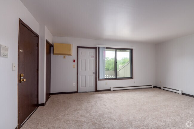 2 habitaciones, 1 baño - 766 pies cuadrados - Sala de estar - Sunset Apartments