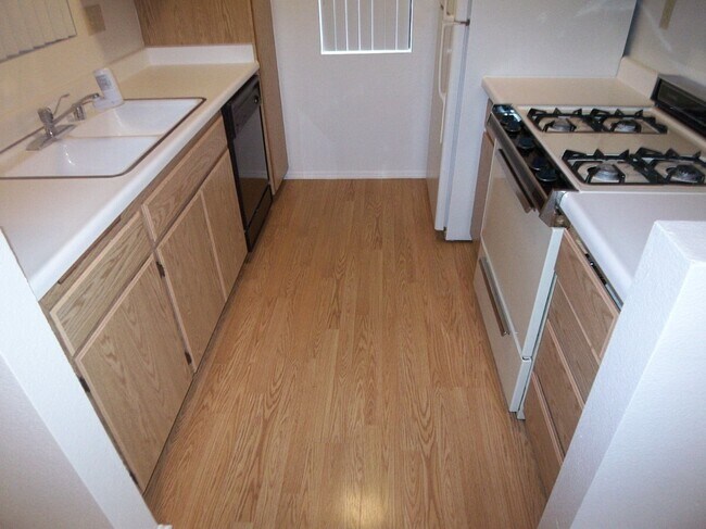 Building Photo - Terrific 2Br/2Ba Condo in Terra Vista II
