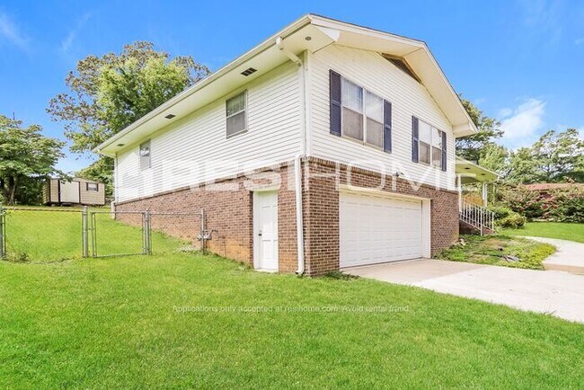 Building Photo - 824 Ridge Ln Dr