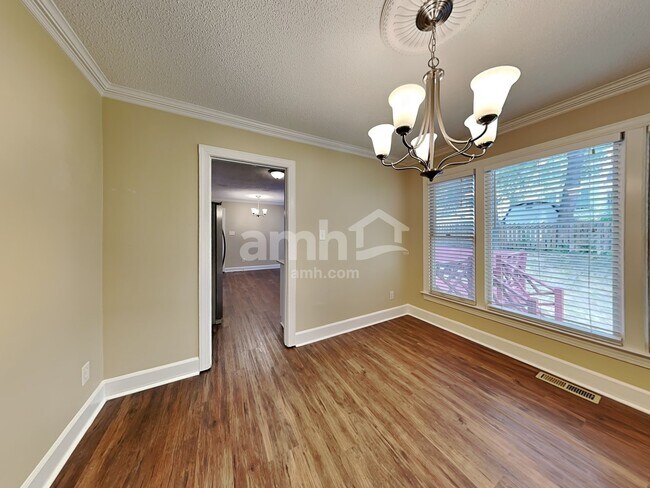 Foto del edificio - 4700 Forest Highland Dr