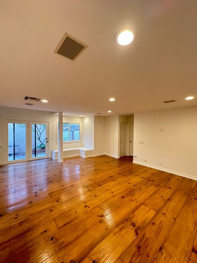 Foto del edificio - 3 Bedroom Irvine Home - Large Master Suite w/ Wood Floors - Beautiful!!!!!