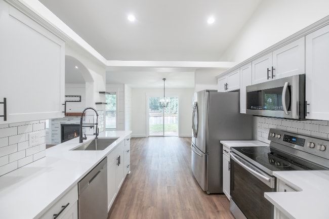 Building Photo - 918 NE Oakmont Loop