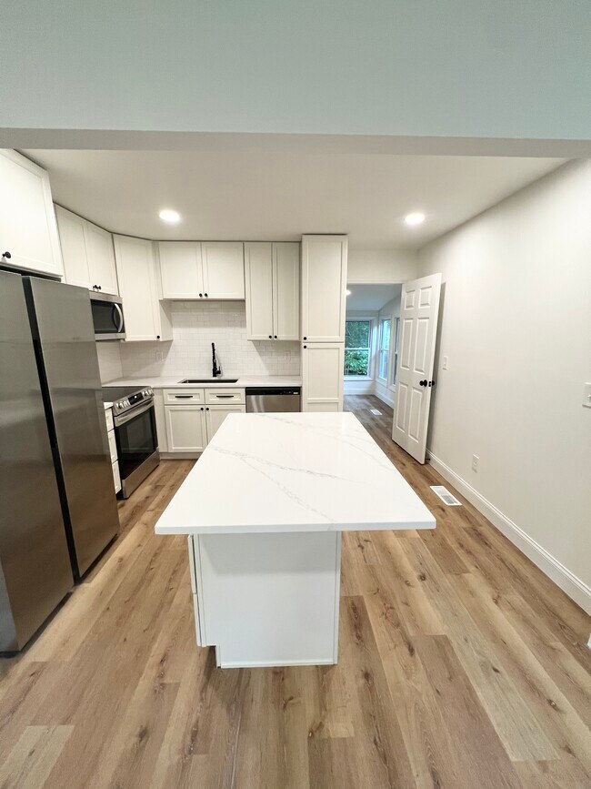 Building Photo - 1335 Lynndale Dr