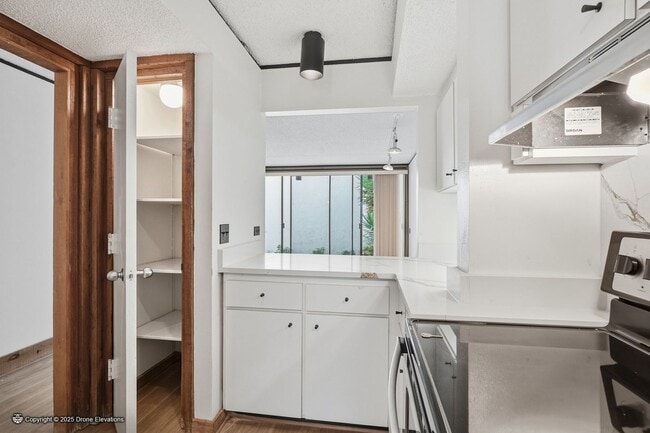 Building Photo - DOWNTOWN ~ Luxury Gene Leedy Townhouse ~ with Community Pool