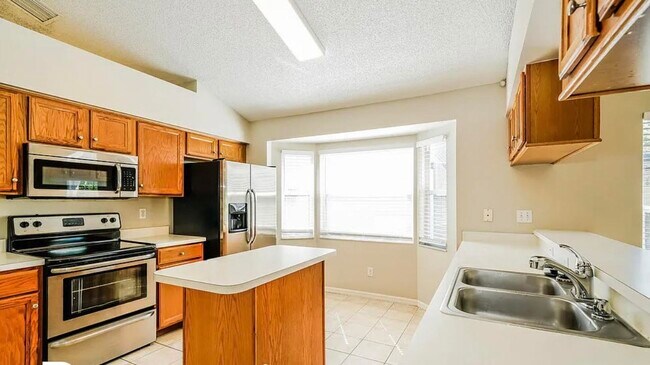 Building Photo - 2302 Kenwick Dr