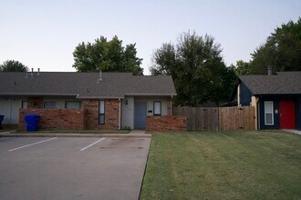 Building Photo - 2255b Donna Dr