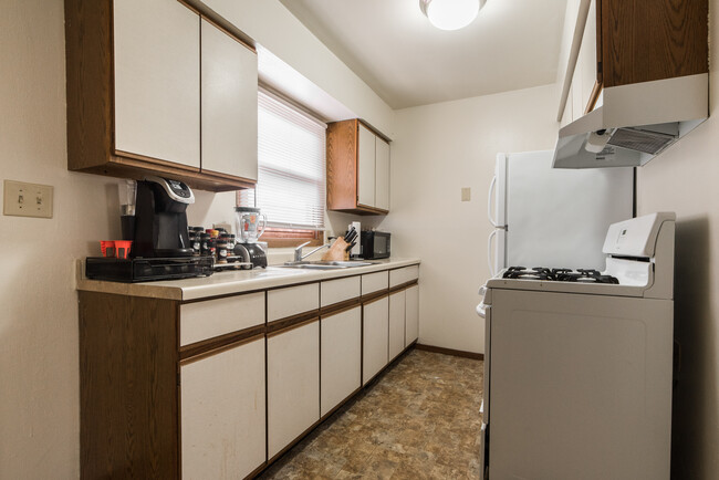 Kitchen - 814 W Hillcrest Dr