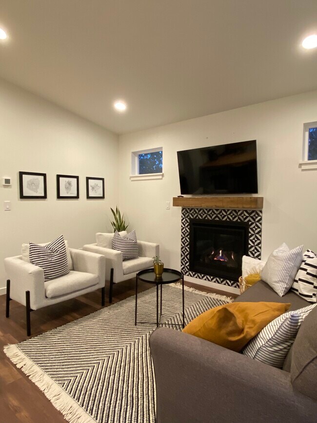 Living room, gas fireplace and sofa bed - 1238 NE Jones Rd