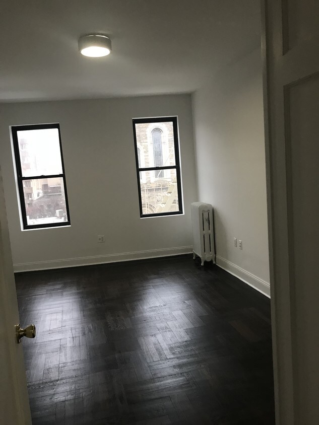 Primary Photo - 4950 Broadway