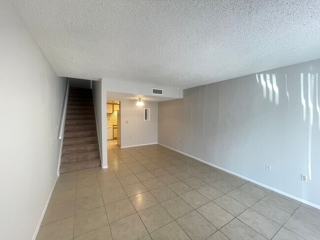Foto del edificio - 1/1.5 Townhome in Gated Community! -- Appl...