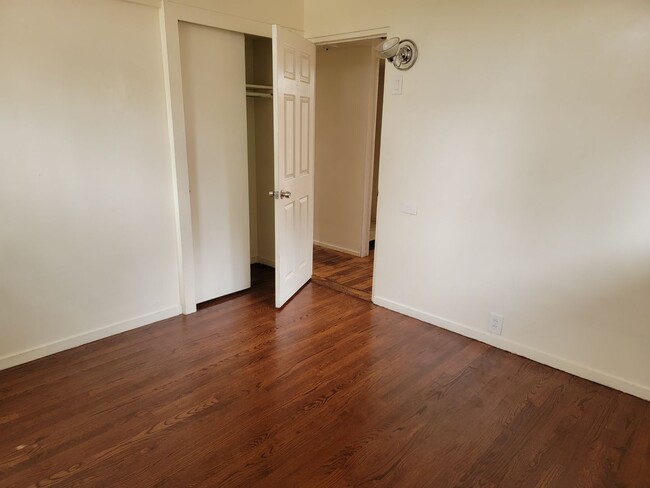 Building Photo - 3 bd | 1 ba | 1,037 sqft