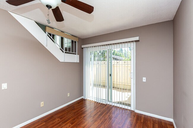 Foto del edificio - **LOOK NO FURTHER 3 BEDROOM TOWNHOME W/LAU...