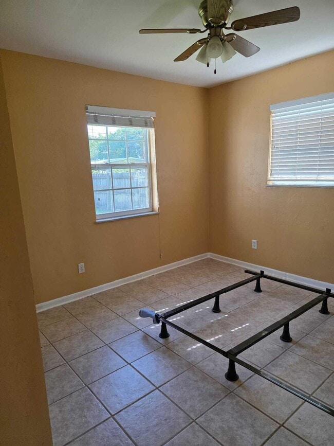 Building Photo - 131 SE Serenata Ct