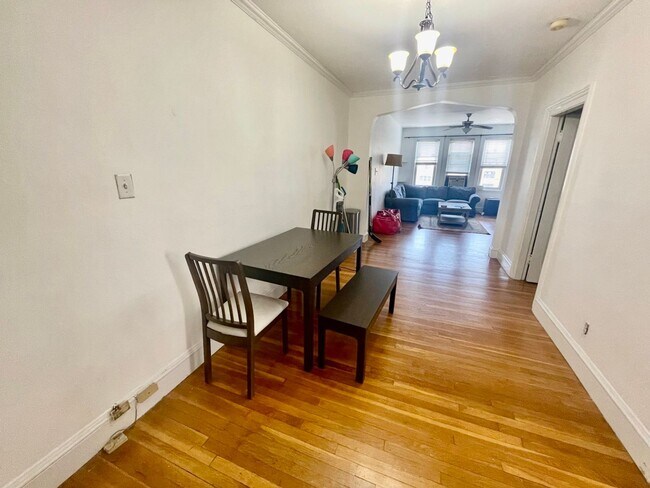 Foto del edificio - NEW LISTING!!!!   LAUNDRY IN-UNIT!  SPACIO...