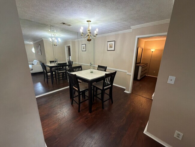 Foto del edificio - Room in Condo on Brockett Pl