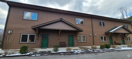 Building Photo - 121 Village Dr