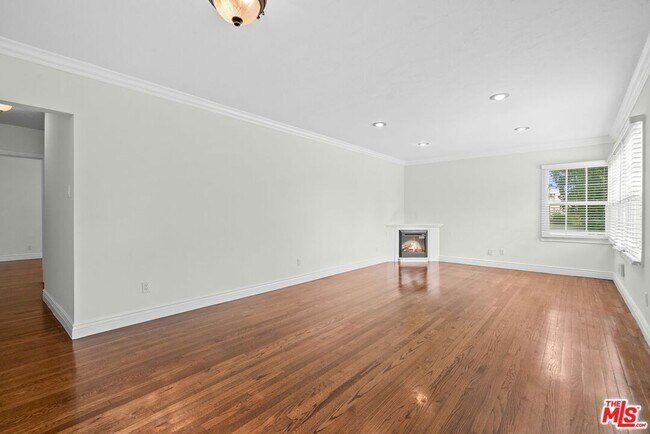Foto del edificio - 1705 Stearns Dr