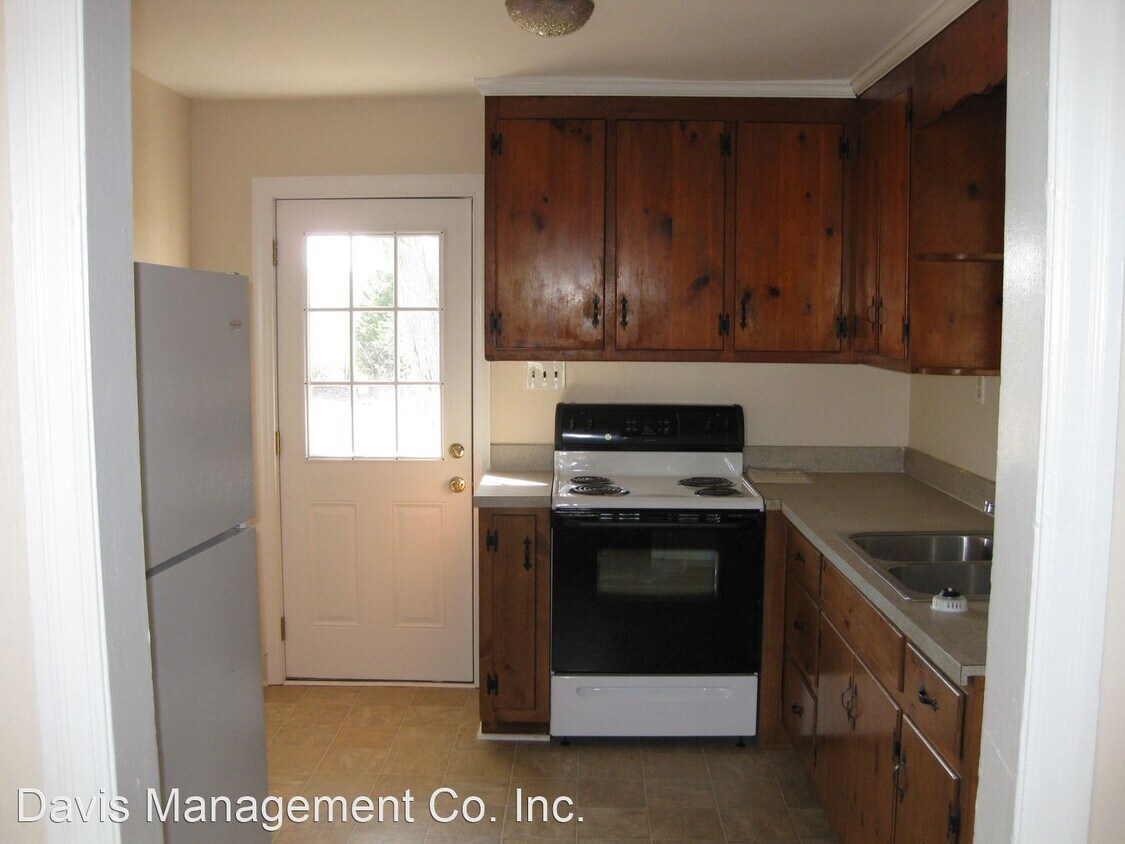 Building Photo - 3 br, 1 bath House - 101 Pine Street