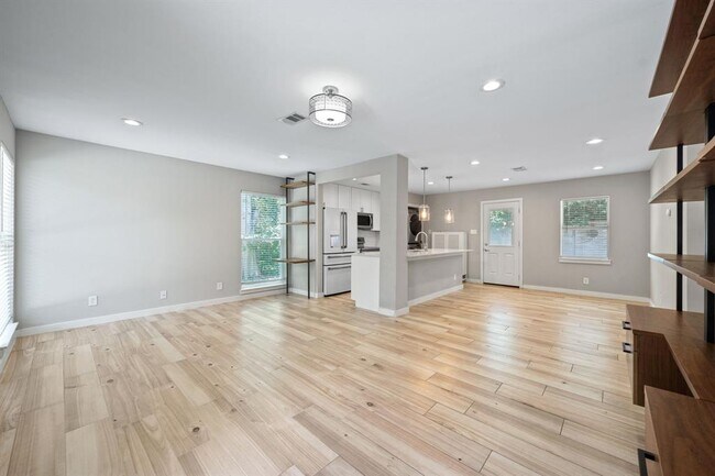 Building Photo - 6707 Columbia Dr