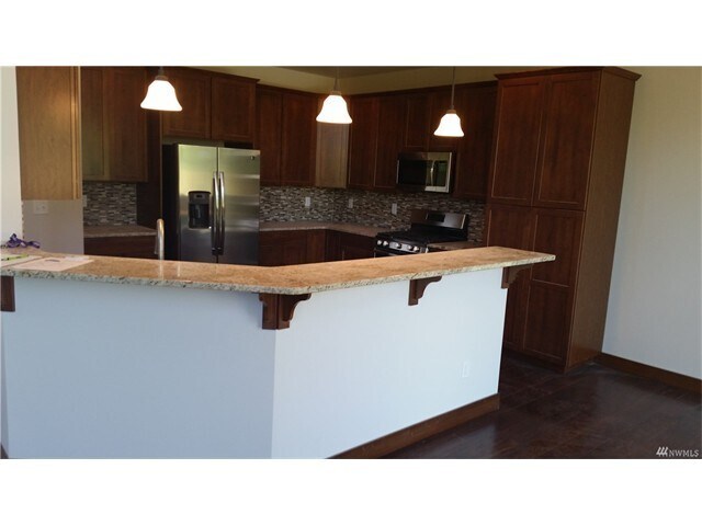 Building Photo - Spacious 3 Bedroom, 2.5 Bathroom Home with...