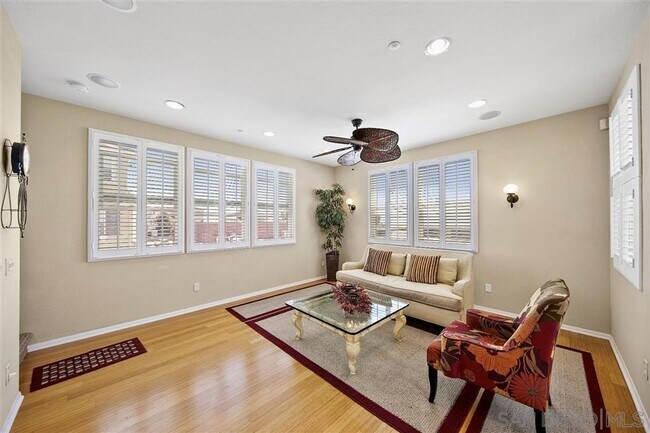 Building Photo - 3 Bedroom 3.5 Bathroom Townhouse in Sunset Cove