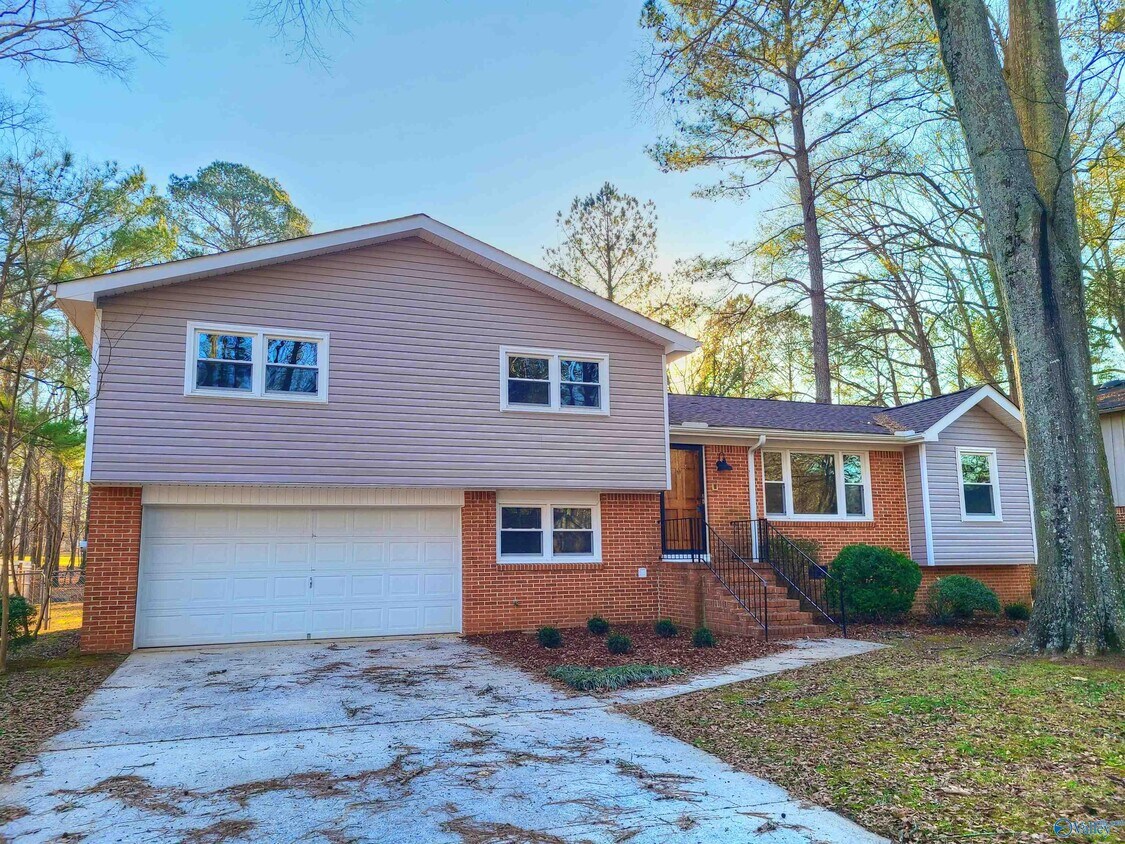 Foto principal - 6612 Robinhood Ln NW