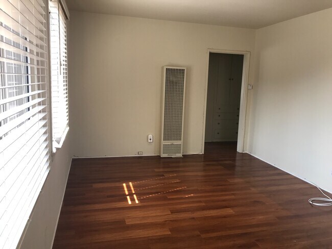 Building Photo - 1611 E Chevy Chase Dr