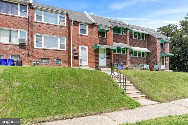 Building Photo - 2405 Manor Rd