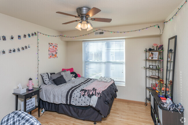 4HAB, 2BA - 1.290SF - University Falls