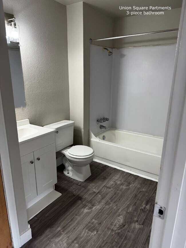 Foto del edificio - "Charming 1-Bedroom Retreat with Hardwood ...