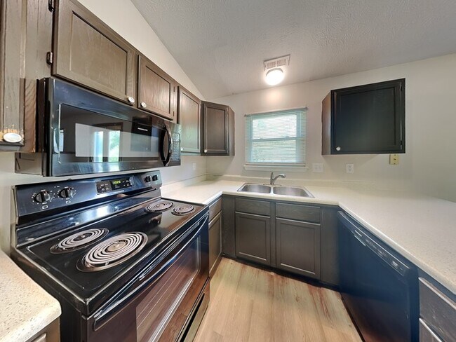 Building Photo - MOVE IN SPECIAL! 3 bed 2 bath in Indianapo...