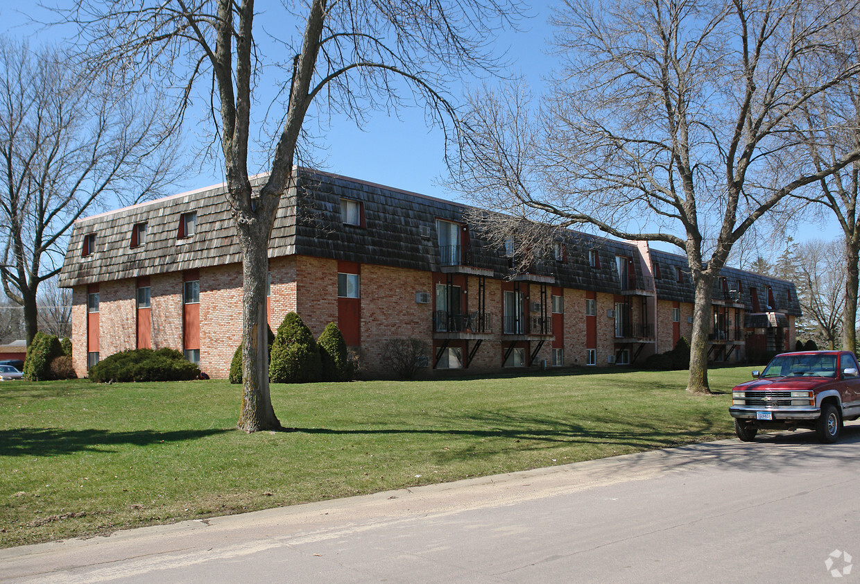 Foto del edificio - Four Seasons Apartments