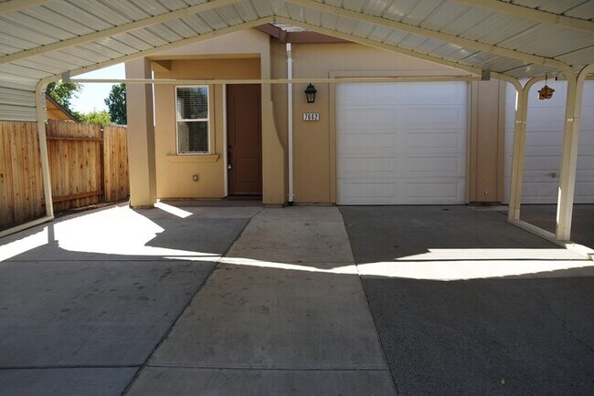 Building Photo - 3 Bedroom 1 Bath Duplex in Sacramento