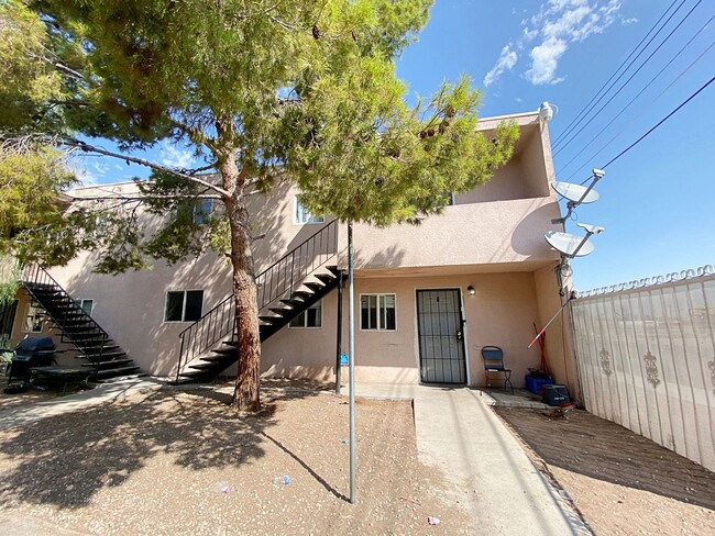 Building Photo - Remodeled 2 Bedroom and 1 Bath Unit Near E...