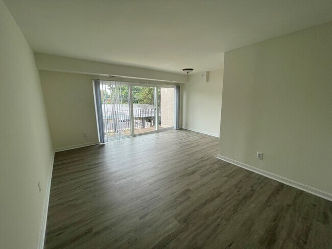 Building Photo - 852 Barnaby St SE