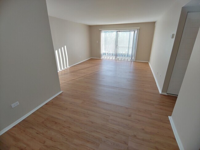 Building Photo - 6105 Knoll Valley Dr