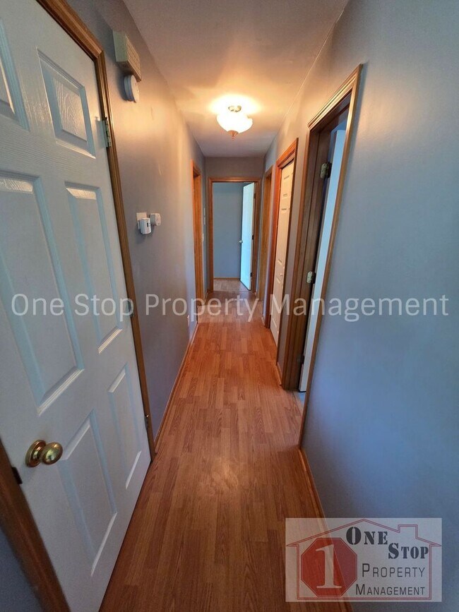 Foto del edificio - Charming Split Level 3 Bedroom Home in Kansas City!