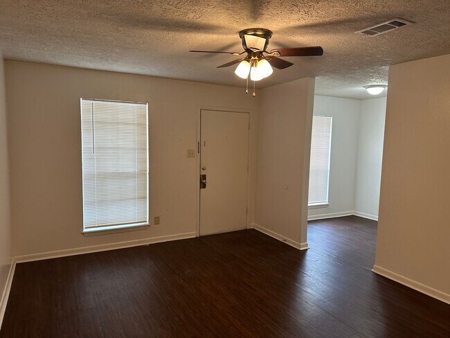 Foto del edificio - College Station - 2 bedroom - 1 bath - fenced in yard - WD connections