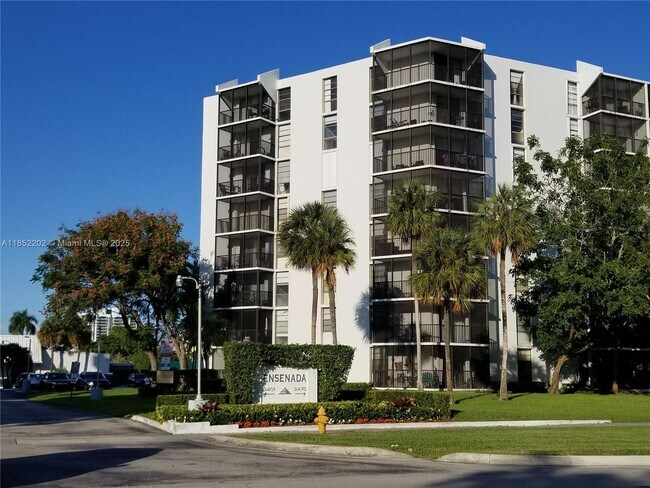 Foto del edificio - 3475 N Country Club Dr