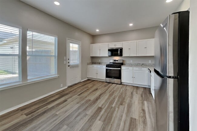 Building Photo - 6211 Gillian Park Dr