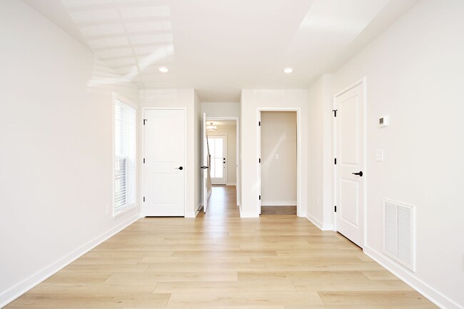 Building Photo - Old Trail Townhome