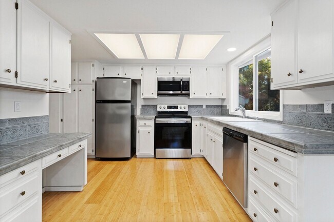 Foto del edificio - Spacious Home ! Huge living room, 2nd family room, kitchen nook and extra room off kitchen. Large...