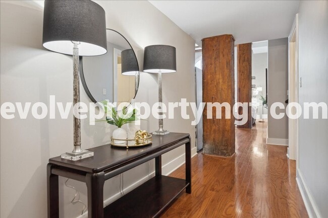 Building Photo - Downtown Living at Its Finest – Spacious 2...